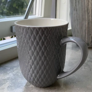 Grå mugg - En grå jättefin mugg som man kan dricka kaffe/te med! Som ni ser i bilden så har den ingen skada alls eller något annat som ni kan vara orolig för. Jag har själv beställt dem från Balkan och har använt ganska fåtals gånger. ☕️