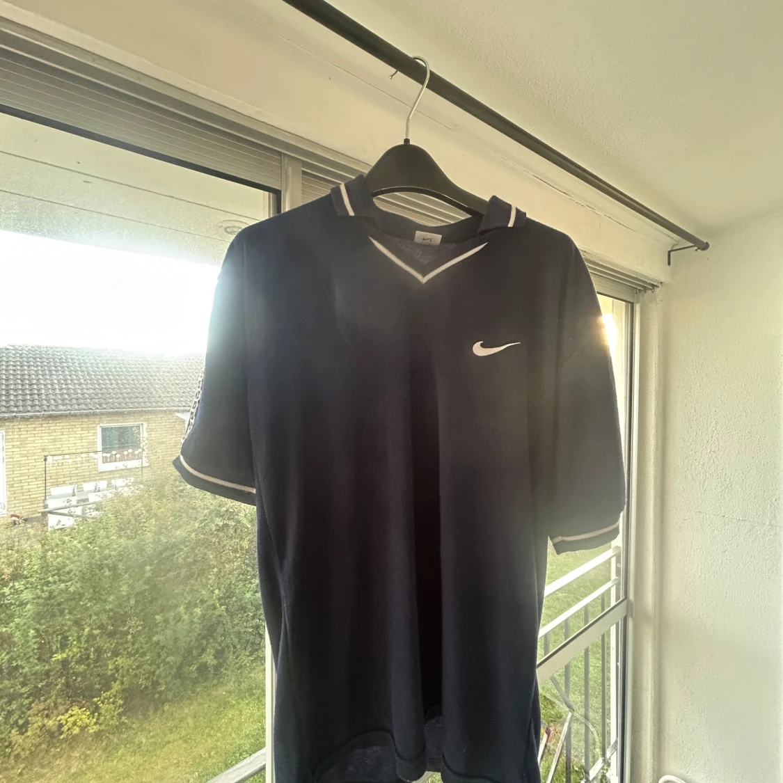 Mörkblå Nike t-shirt med vita detaljer