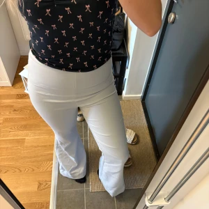 Ljusblå bootcutbyxor - Ljusblåa byxor i kostymmaterial men stretchiga, aldrig använda.