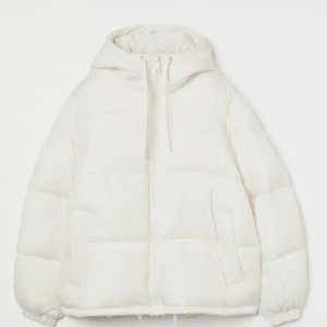 Puffer jacka  - Säljer denna puffiga vinterjacka, den är jätte skön och mysig, använt ett antal gånger men är fof i bra skick , perfekt varm till vintern