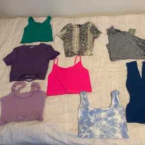 Mix av trendiga toppar i olika färger - Säljer ett paket med 8 stycken toppar för 300 eller 1 för 45kr. (Finns andra inlägg om man vill köpa styck) Perfekt för dig som gillar att variera din stil! Alla storlekarna är antingen XS-S. Alla plagg är i bra skick och några är till och med helt oanvända. 
