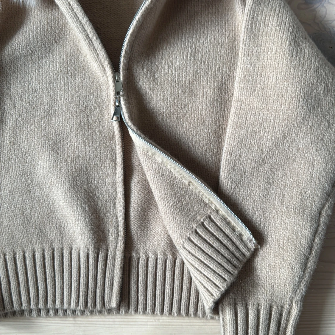 Beige stickad hoodie med päls från Alessa NY - 3