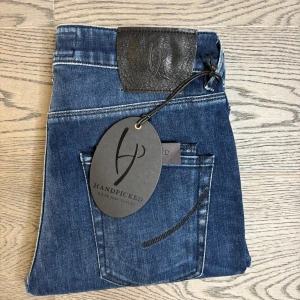 HELT NYA Handpicked jeans - Säljer dessa sprillans nya handpicked jeans i storlek W30. Dessa är höstens fetaste jeans och alla modeller är slim-fit🔥. Handpicked jeans är handgjord i staden Adria i Italien och använder japansk denim, den bästa på marknaden.  Om du har några frågor så som mått eller något annat så är det bara och fråga😊