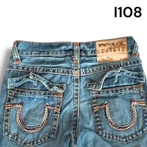 True religon jeans - 🤍 Midja i W : 29 🤍 Midja i cm : 37 🤍 Innerben i cm : 83 🤍 Ytterben i cm : 105