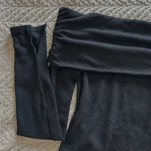 Svart offshoulder topp Gina Tricot - Svart offshoulder topp från Gina Tricot i mjukt stickat material i storlek S. Använd väldigt få gånger och är som i nytt skick. Skriv gärna vid frågor ❤️