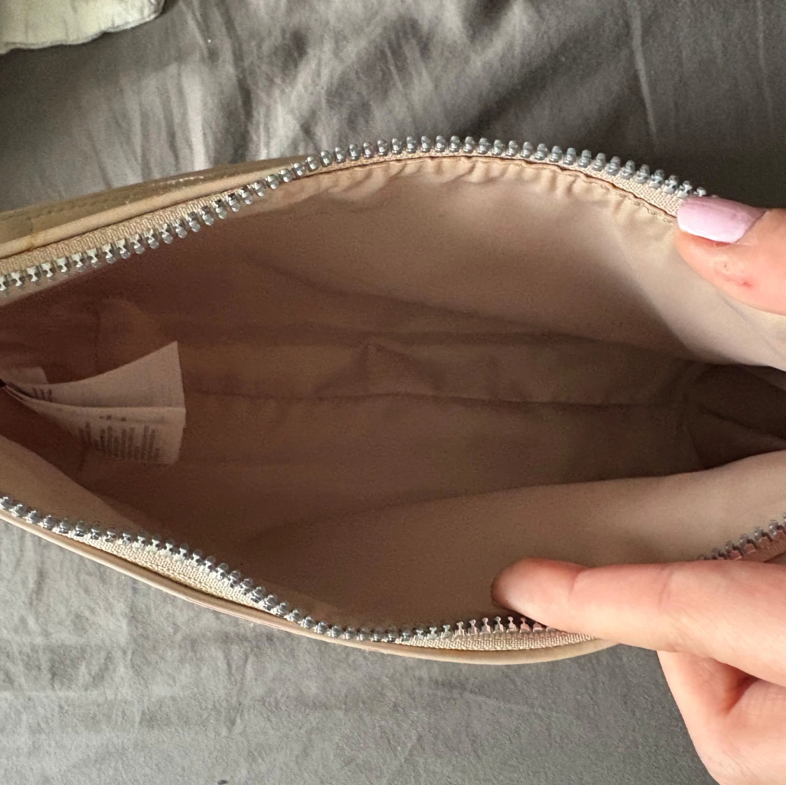 Beige axelväska med kedjedetaljer - 2