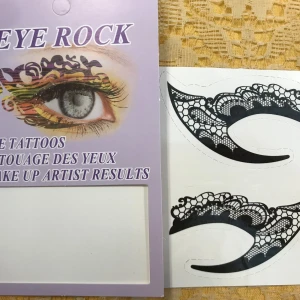 Eye Rock ögontatueringar  - Två ark med ögontatueringar från Eye Rock. Ena paret är svart med spetsmönster, det andra är rött med svarta och vita detaljer i ett swirl-mönster. Perfekt för att skapa en dramatisk och unik look runt ögonen. Appliceras som en temporär tatuering.  29kr/paket/bild 