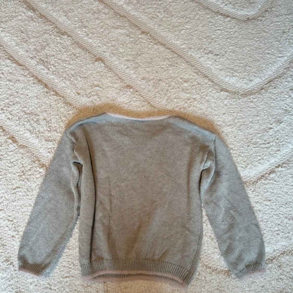 Grå stickad tröja  - 1