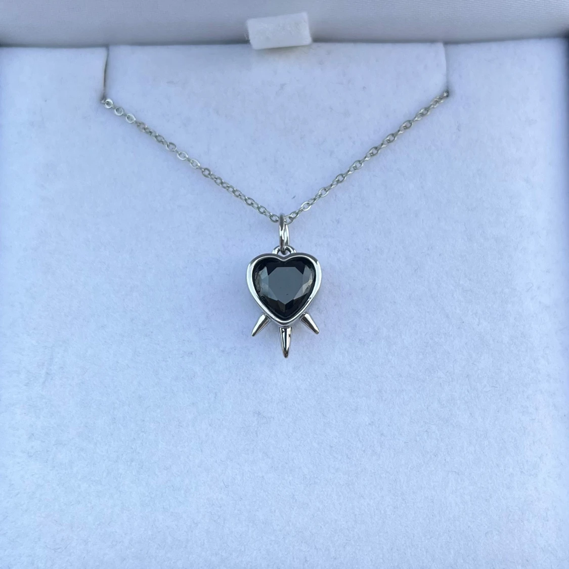 Maria Nilsdotter ”Three Of Swords” inspirerat halsband