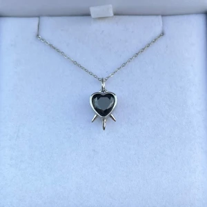 Maria Nilsdotter ”Three Of Swords” inspirerat halsband - Aldrig använd, silverpläterad och tillverkad av rostfritt stål. Kedjans längd 40+5 cm och nickelfri. Om du har fler frågor, tveka inte att höra av dig 🤗