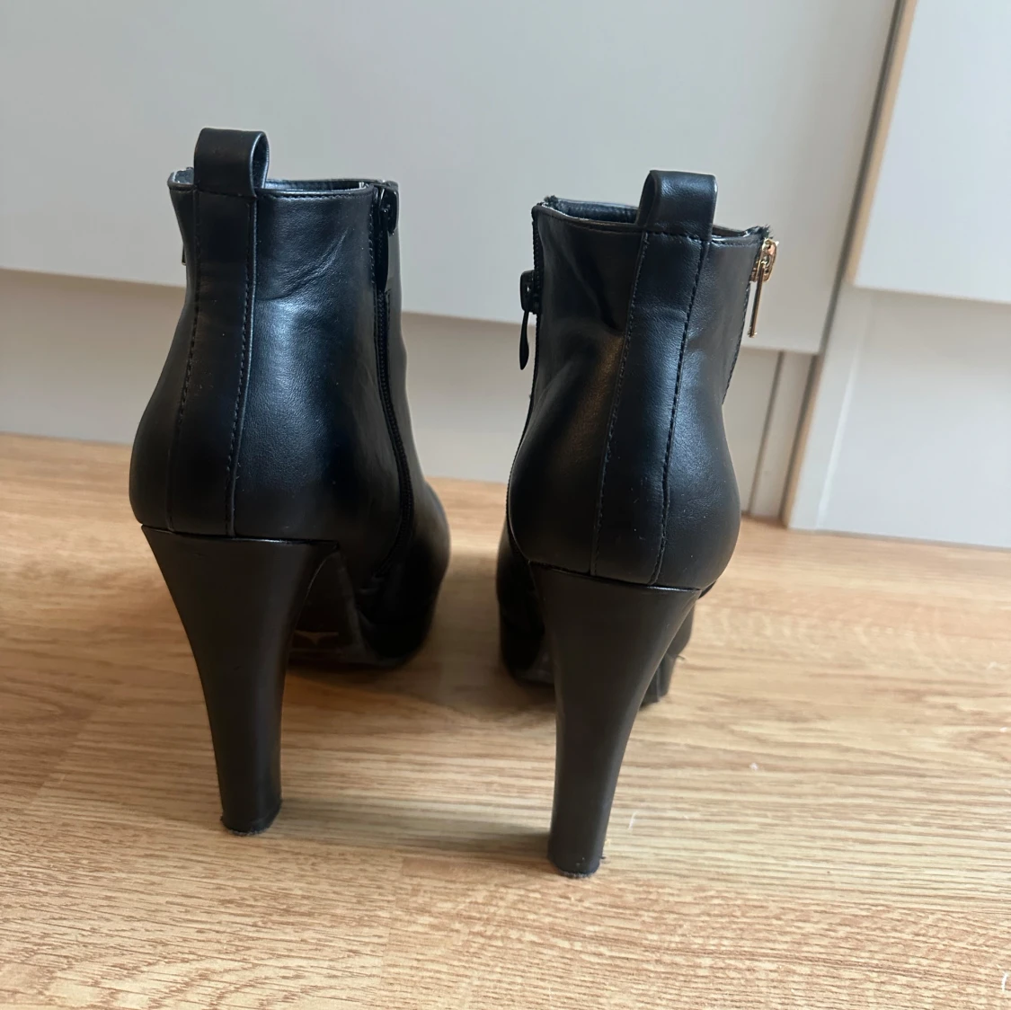 Svarta stövletter med klack - 1