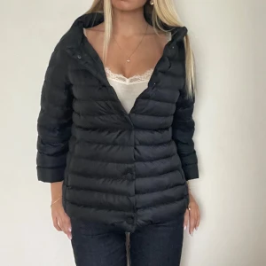 Svart Herno liknande jacka!  - FÖLJ FÖR LIKNANDE PLAGG🩷 Super snygg höst/vinterjacka som är mycket lik Herno jackorna. Perfekt skick och fina detaljer. Storlek M men passar en S! Tryck köp nu! TK-0018