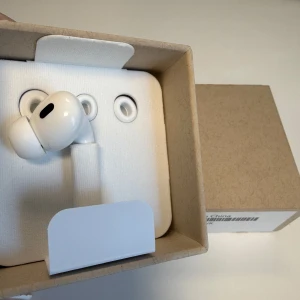AirPods Pro 2nd gen USB-C (höger hörlur) - Säljer en höger AirPods Pro 2nd gen USB-C. Hörluren är i mycket gott skick och levererad i originalförpackning med extra öronkuddar. Köpt idag för 1395 kronor via Apple. Kvitto finns
