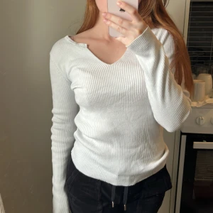 Vit ribbad långärmad tröja - Från nakd i storlek xs, något grå i färgen pga tvätt