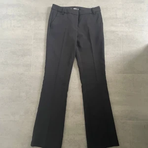 Svarta kostymbyxor från BikBok  - Svarta kostymbyxor från BikBok i storlek 34.