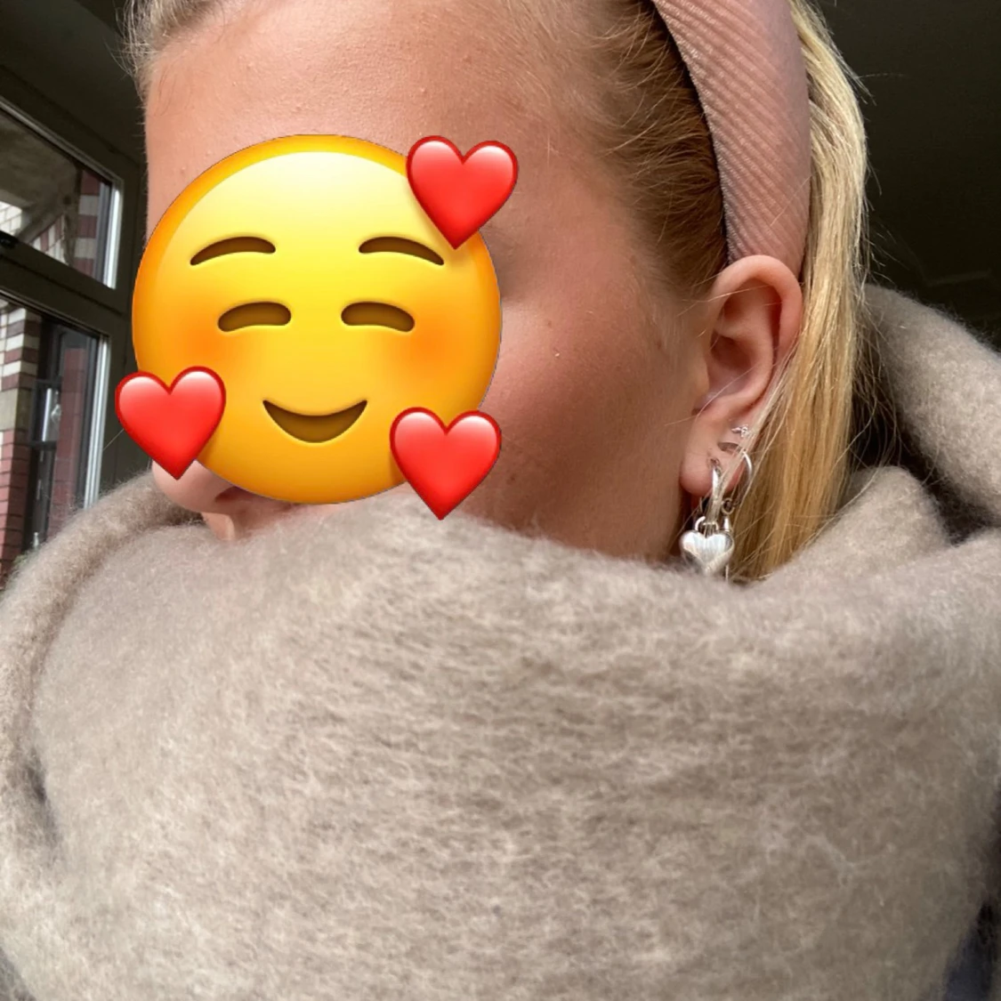 Beige fluffig halsduk i ullmix - 1