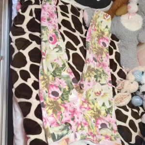 Blommiga byxor  - Färgglada byxor från KappAhl i storlek 40. Bra stick