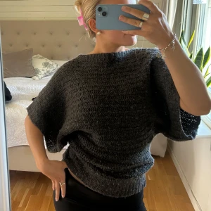 Stickad topp - Stickad topp med trekvarts ärmar som sitter åt lite mer i midjan 🫶