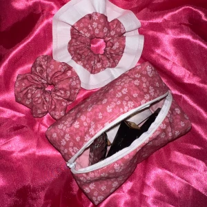 Handgjord sminkväska och hårsnoddar i set - Handgjorda produkter , sminkväska och 2 matchande hårsnoddar ingår i paketet. 