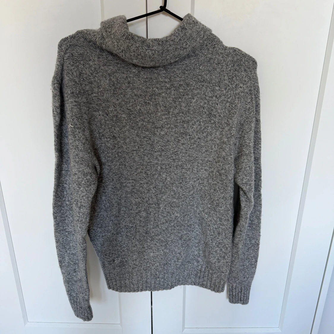 Grå stickad tröja från Dressmann - 1