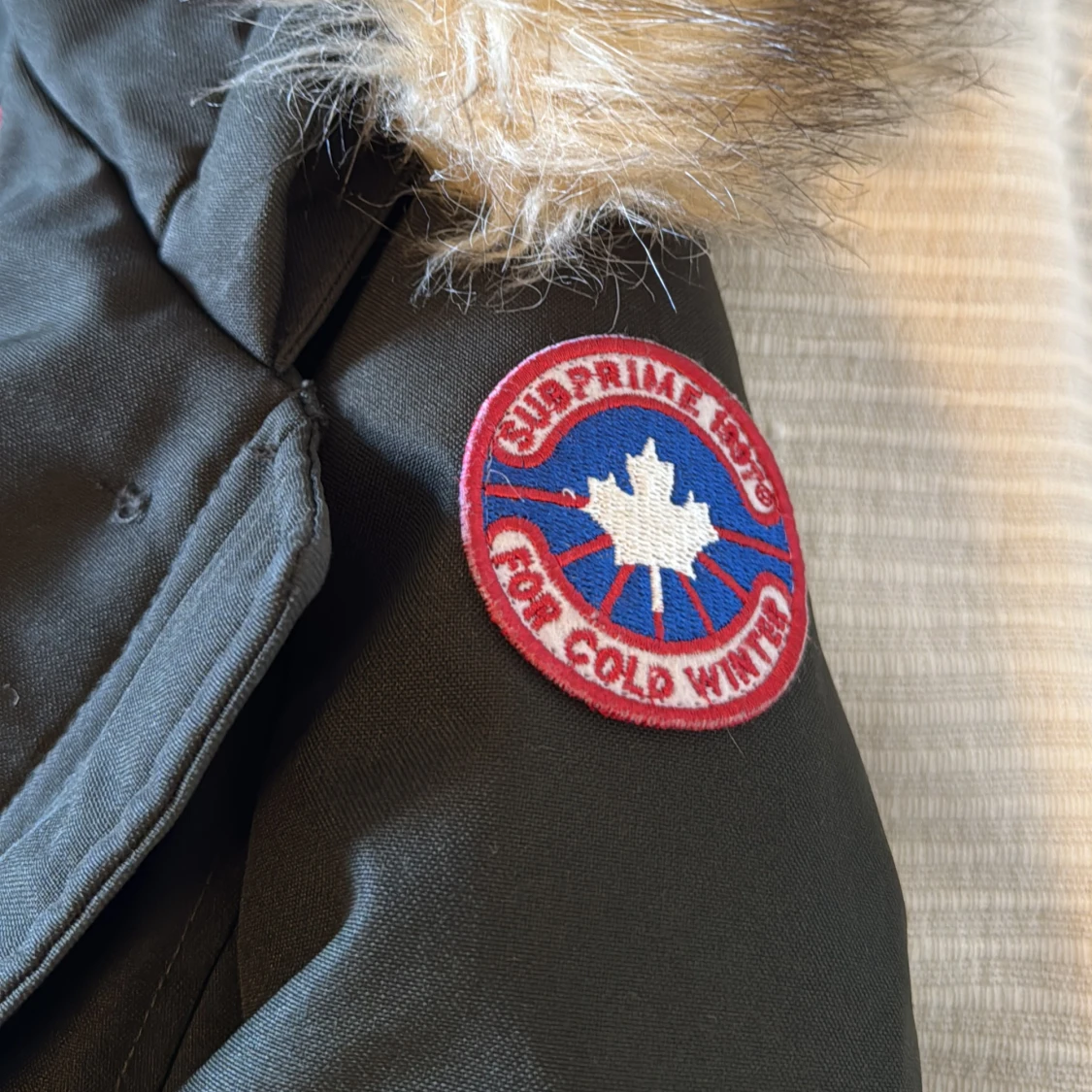 Svart parkasjacka med fuskpäls från Subprime - 4