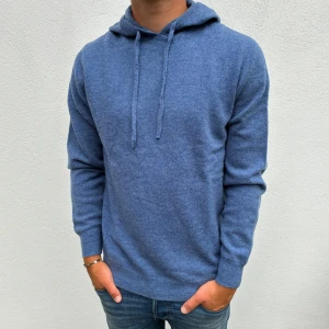 Kashmir/Merino hoodie - Blå Kashmir/Merino hoodie | Storlek M | Modellen är 177cm lång, passar lite längre | Endast testad, därför grymt skick | Hör av dig vid frågor🌟