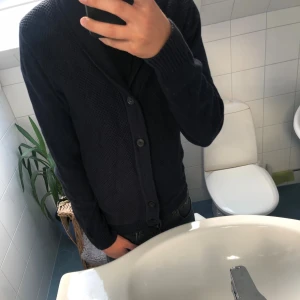 Selected Homme stickad cardigan - Tja! Säljer en sjukt fet cardigan från Selected. Otroligt skön och bra passform. Hör av dig vid funderingar!