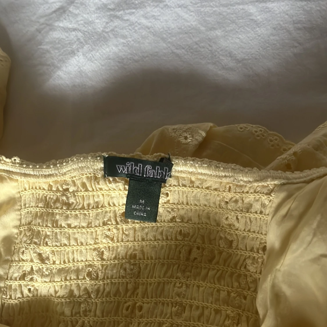 Gul blus med volang - 2