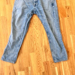 Ljusblå jeans från dondup - Säljer ett par dondup jeans i stl 27