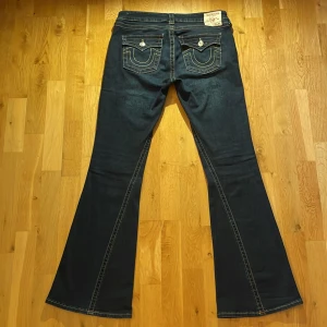 True Religion Joey Flare Jeans - Mörk blåa flared jeans från True Religion i storlek 31! Skriv för mer bilder på detaljer🥰