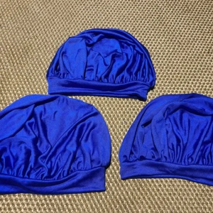 Bonnets i äkta siden nya oanvända - Bonnets i natursiden! Oanvända. Superbra för håret när man sover. Har sytt dom själv och är inget proffs, inte mycket stretch i dom men tyckte dom blev helt ok:) 79kr/styck