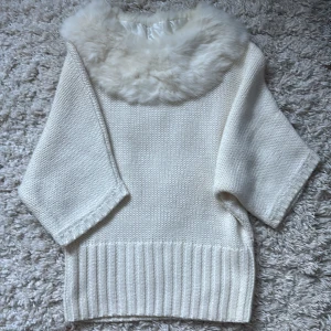 Benvit stickad tröja  - Superskön benvit stickad tröja med en pälskrage (inte riktig päls) Ärmarna slutar vid armbågarna på mig, sitter bra på mig som vanligtvis har storlek M ✨Härlig nu till hösten/vintern 🍂Skriv om du vill ha fler bilder/mått 💖