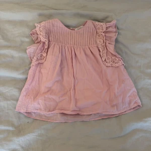 Rosa spetsblus &other stories - Supersöt ljusrosa blus från & Other Stories med  volang och fina detaljer. Jätte mjukt och skönt material. Luftig och feminin modell 🩷 - läs min bio för information💌