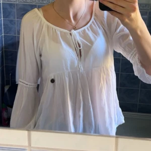 Vit blus med knyt från Chelsea - Vit blus från Chelsea i storlek S. Använd fåtal gånger så därför mycket bra skick