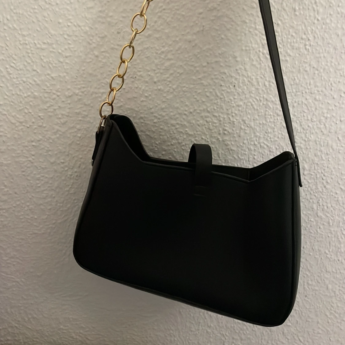 Svart axelväska med guldkedja - 1