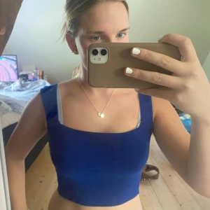 Blå croppad topp - Snygg croppad topp i mörkblått💕priset går att diskutera ⚡️skulle säga att den passar även en xs eller s