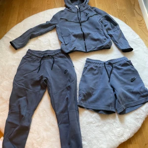 Blå Nike shorts med snörning - Säljer ett par blå Nike shorts med svart snörning i midjan och logga på vänster ben. Modellen är loose fit med elastisk midja och mjukt material, perfekt för chill eller träning. Klassisk sportig look med två sidofickor.