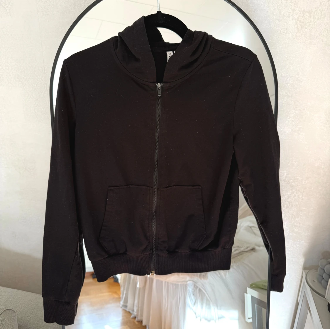 Svart zip hoodie