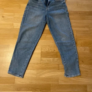 Blå jeans från Gina tricot , stl 44 - Säljer ett par klassiska blå jeans från g perfect jeans i storlek 44. Jeansen har en rak passform med normal midja och femficksdesign. Tillverkade i mjukt denimtyg som är skönt att bära hela dagen. Perfekta till din vardagsstil.