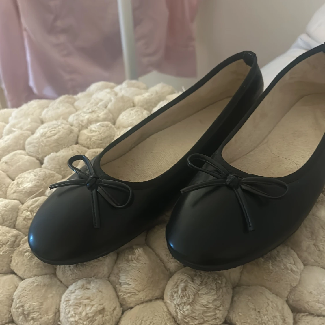 Svarta ballerinaskor med rosett - 1