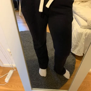 Mörkblåa mjukis byxor russemerch - Endast använda 2 gånger hemma så dem ser fortfarande väldigt nya ut😊nypris 499kr