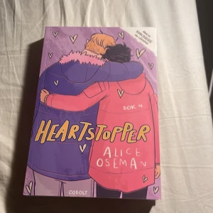 Heartstopper 4 svenska  - Säljer för 75kr har även alla andra böckerna i svenska 1,2,3,4 och 5, om du vill ha alla fem så kan du dma mig så fixar jag lägre pris:) original priset är 200kr så det är mer än 50% rabbat