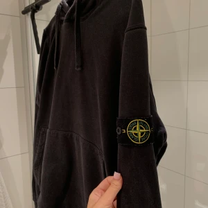 Stone Island hoodie  - Säljer nu en äkta Stone island hoodie som knappt är använd. Storlek L men passar även till M. Den har fickor i mitten samt avtagbar logga på armen. Finns qrkod på sista bilden. Säljs pga flytt. Pirs går att diskutera vid snabb affär‼️