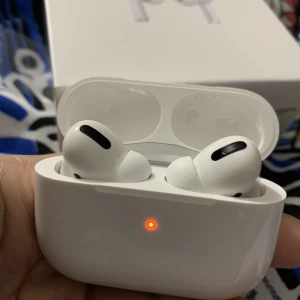 AirPods Pro - Säljer mina AirPods Pro jag fick av en vän. Kom pm för mer information! Priset är ej hugget i sten. Välkomna! 🔥