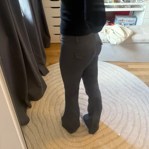Kostymbyxor  - Jätte fina grå kostymbyxor från ginatricot. De är lågmidjade och bootcut modell. Är endast använda 2 gånger🥰