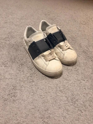 Valentino opens - Säljer valentino opens i bra skick. Storlek 39 men passar även 40.