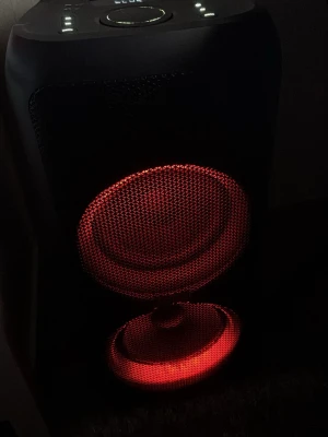 Partyhögtalare med LED-belysning - Stor partyhögtalare med kraftfullt ljud och färgskiftande LED-belysning. Perfekt för fester och evenemang. Flera färglägen synliga, kontroller på ovansidan. Ser ut att vara i mycket gott skick utan synligt slitage eller defekter.