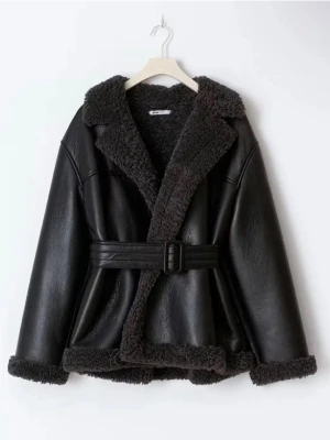 Svart teddyjacka med bälte - Nyskick utan prislapp från Gina Tricot 