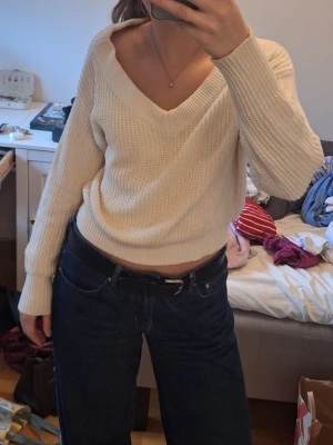 Beige stickad tröja Gina Tricot - Säljer en beige stickad tröja från Gina Tricot i storlek XS. Tröjan har en bred v-ringad hals, långärmade ärmar och är ribbad i strukturen. Modellen är lite croppad och har en loose passform som ger en chill vibe.