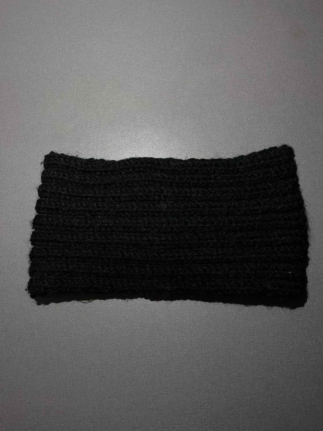 Svart stickat pannband med pärldetalj - 1